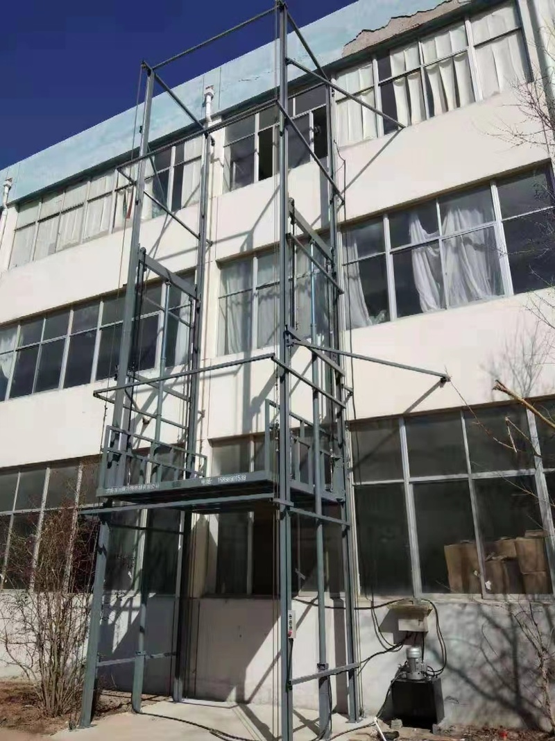 可克达拉室外贴墙货梯